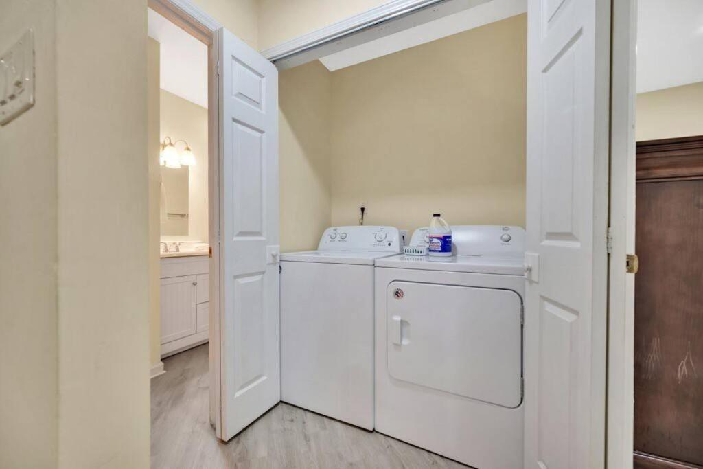 Cozy 2 Bedroom Duplex In Charlotte, Jacuzzi, Sleeps 6 Plus 2 Exterior foto